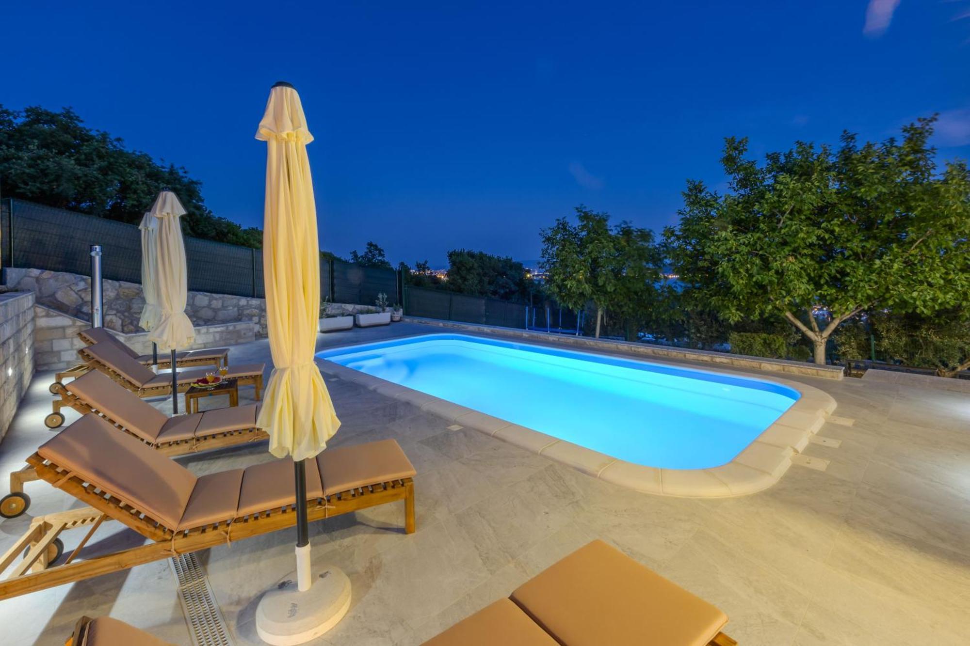 Private Villa Golden Hour With A View Of Split Area Kastel Sucurac ภายนอก รูปภาพ