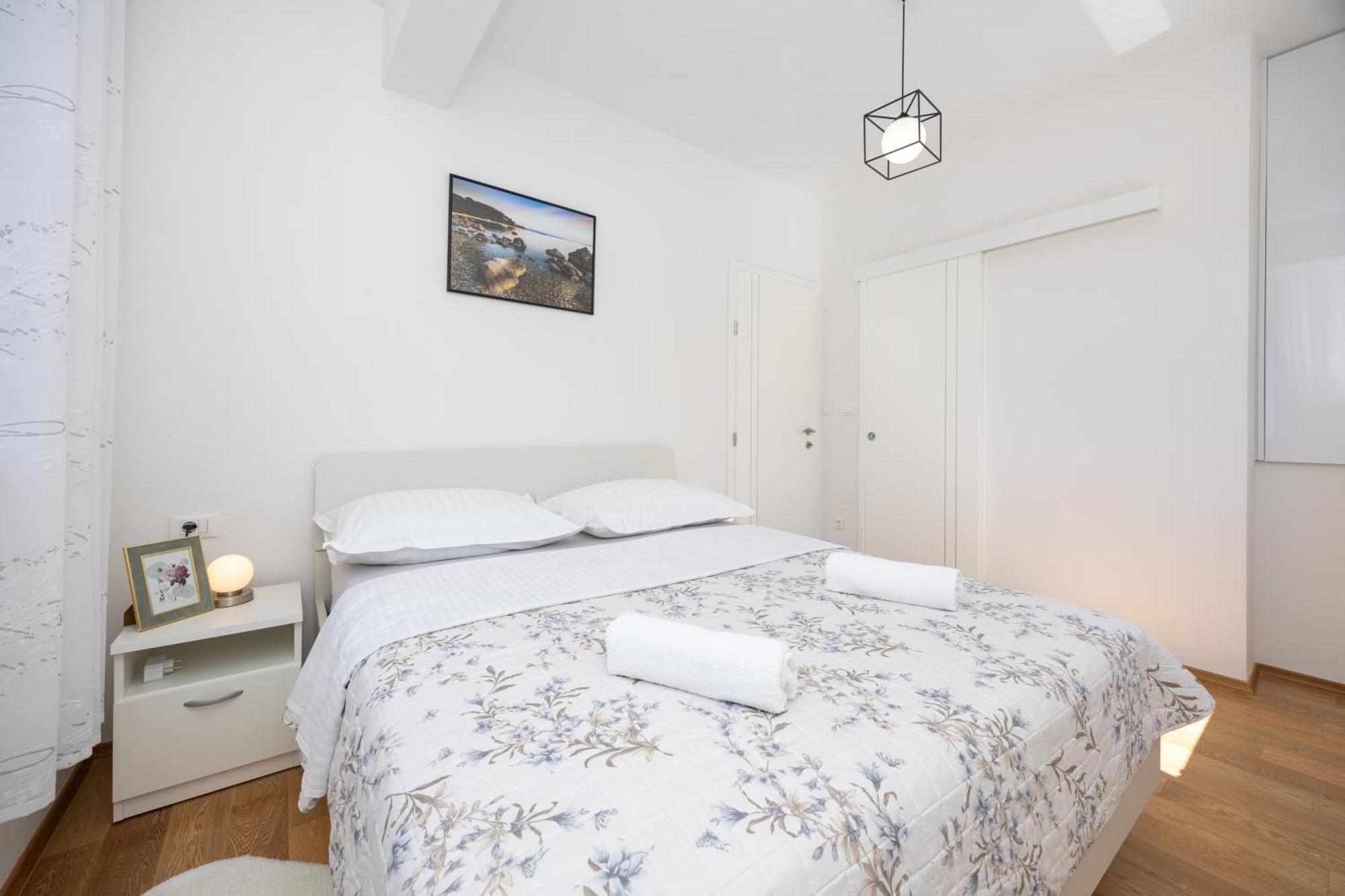 Private Villa Golden Hour With A View Of Split Area Kastel Sucurac ภายนอก รูปภาพ