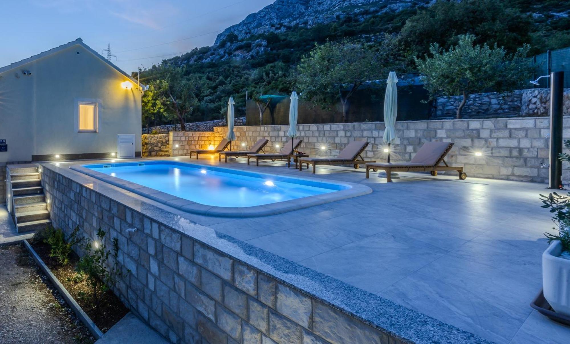 Private Villa Golden Hour With A View Of Split Area Kastel Sucurac ภายนอก รูปภาพ